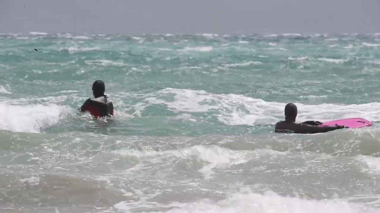 Uživanje u velikim valovima na plaži Bačvice