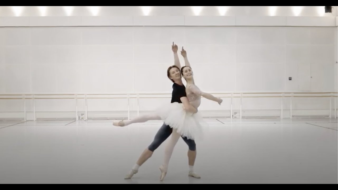 Marianela Núñez and Vadim Muntagirov in Nutcracker Pas-de-deux,