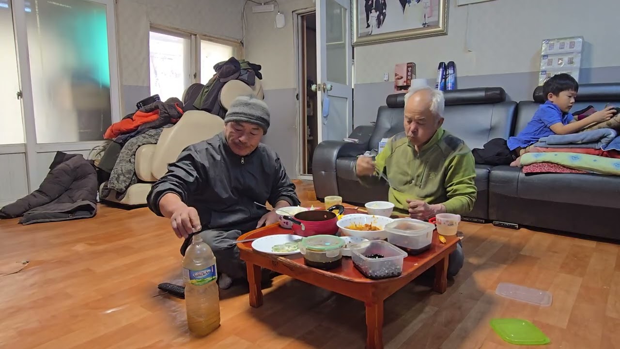 힘든하루 일끝내고 형님과 밥한끼 삼겹살 김치 볶음이 참  맛있네요 ᆢ