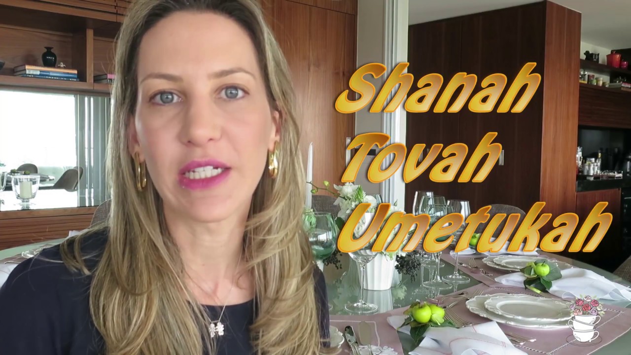 Preparação de mesa posta para o ano novo judaico, o Rosh Hashaná