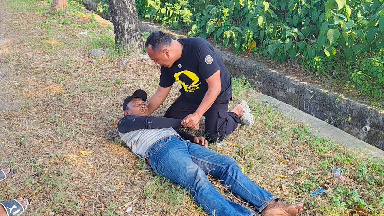 BAPAK KULI ANGKUT KONDISI $@KIT NEKAT PULANG NAIK BUS,TERJATUH UNTUNG KETAUHAN DITOLONG  PAK PURNOMO