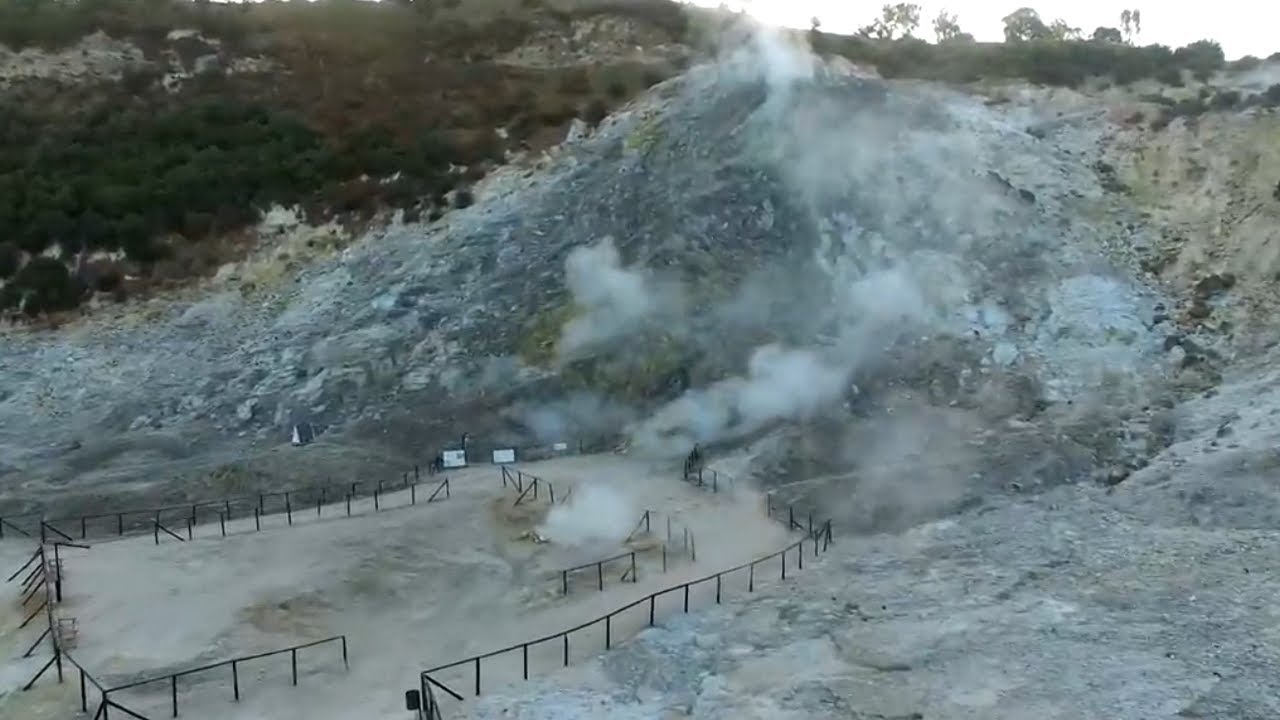 La città che convive con il supervulcano. Reportage da Pozzuoli