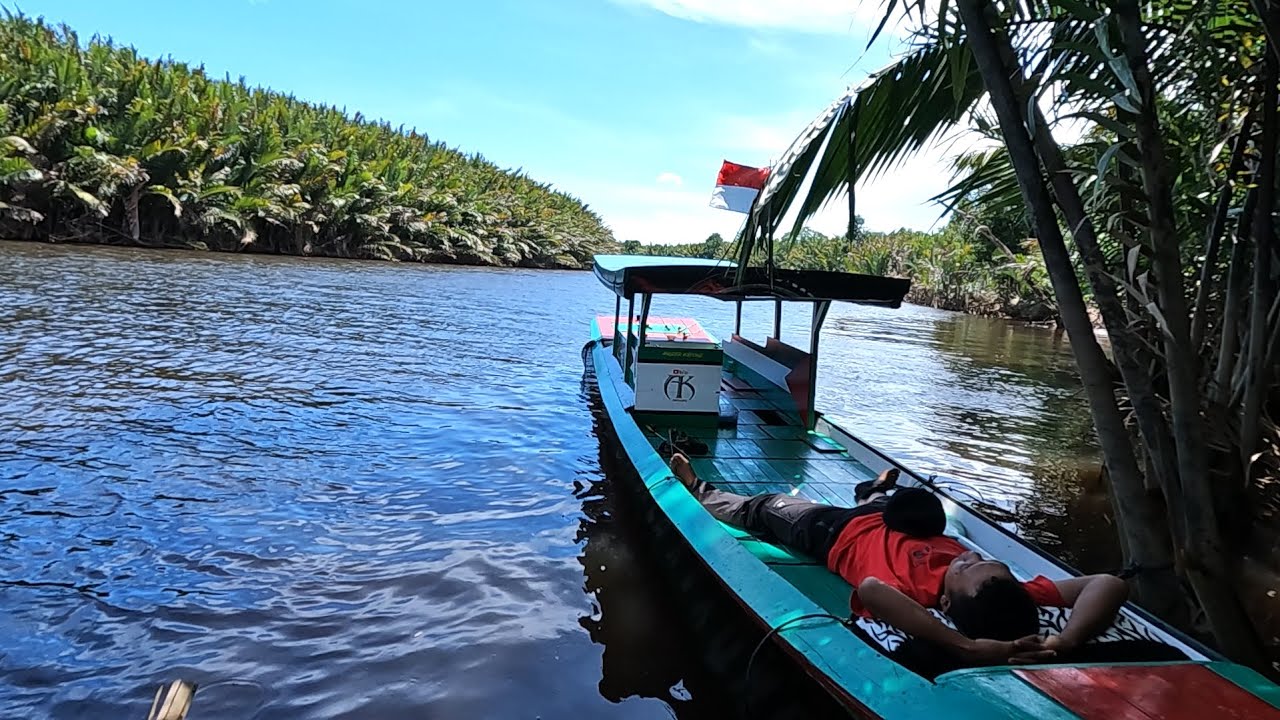 Ketiduran saat memancing di sungai untuk menu berbuka puasa