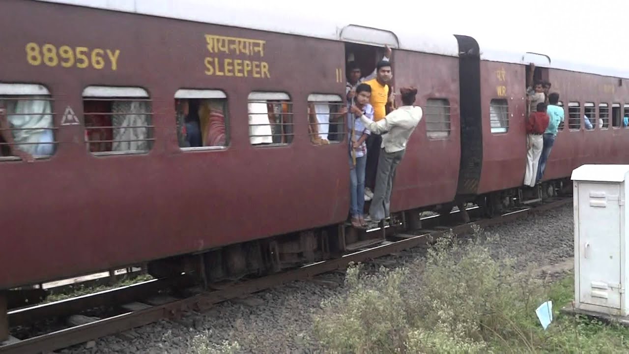 METRE GAUGE TRAIN ON DIAMOND CROSSING : RATLAM - MHOW PASSENGER by Anas Khan
