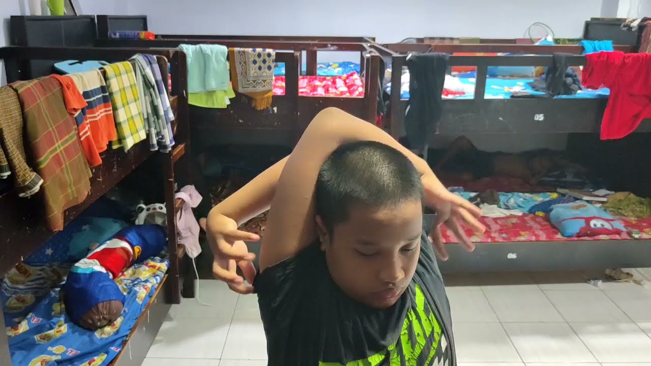 Prank bangunin santri sholat subuh di jam 12 malam