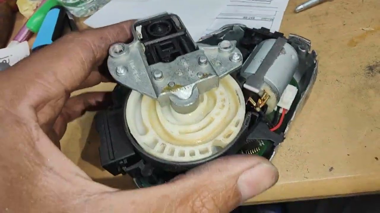 Audi Q7 - No Ignition No Start - Stripping down the steering lock computer