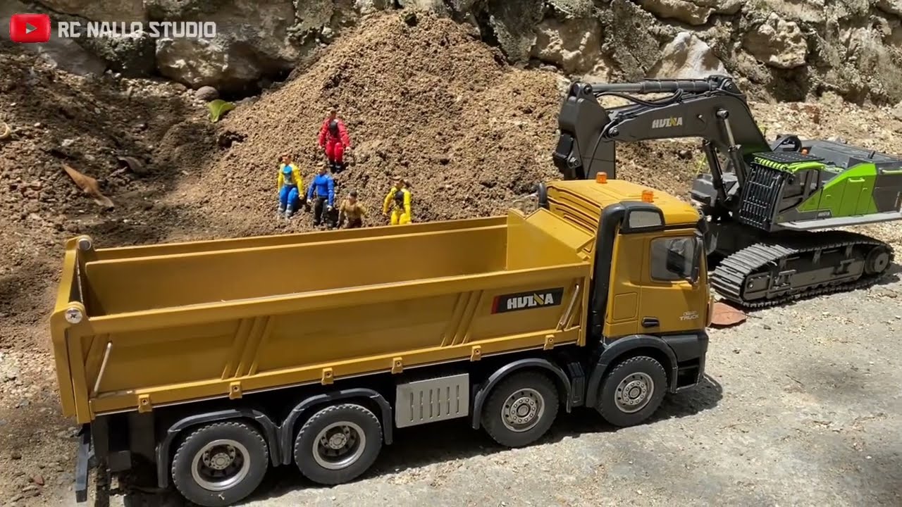 Huina 1593 Remote Control Excavator and Huina 1536 Truck Toys, Loading Soil for Projects