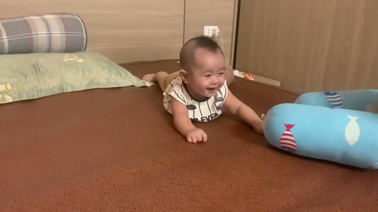 2 anh lớn đá bóng , em út cổ vũ 👏👏