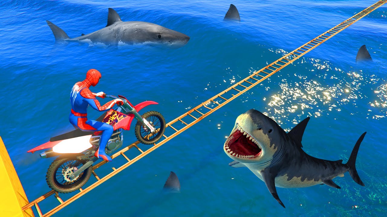 سبايدرمان يعبر من فوق أسماك القرش 🦈 GTA 5 - Spiderman Drive Over Shark Bridge Challenge