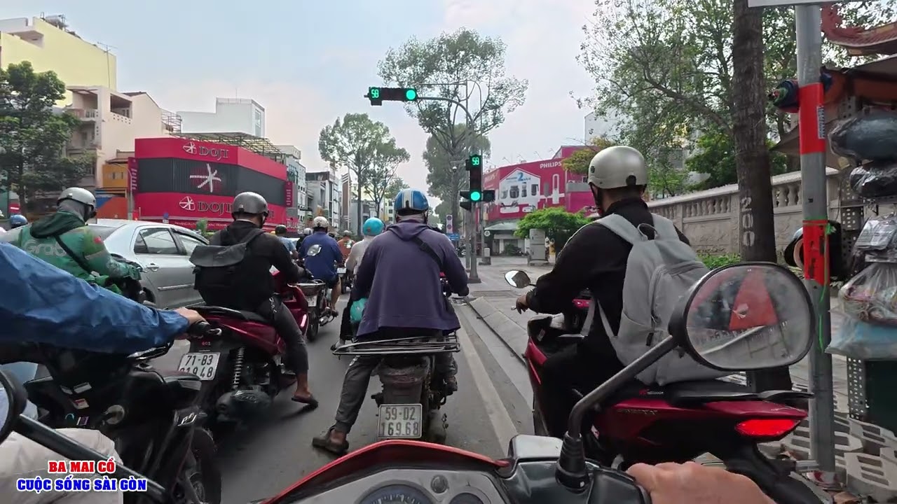 CUỐI NĂM VIỆT KIỀU ĐI CHÙA HƯNG LONG QUẬN 10 ĐƯỜNG BA THÁNG HAI (TRẦN QUỐC TOẢN) CẢNH DÂN ĐỔ VỀ QUÊ