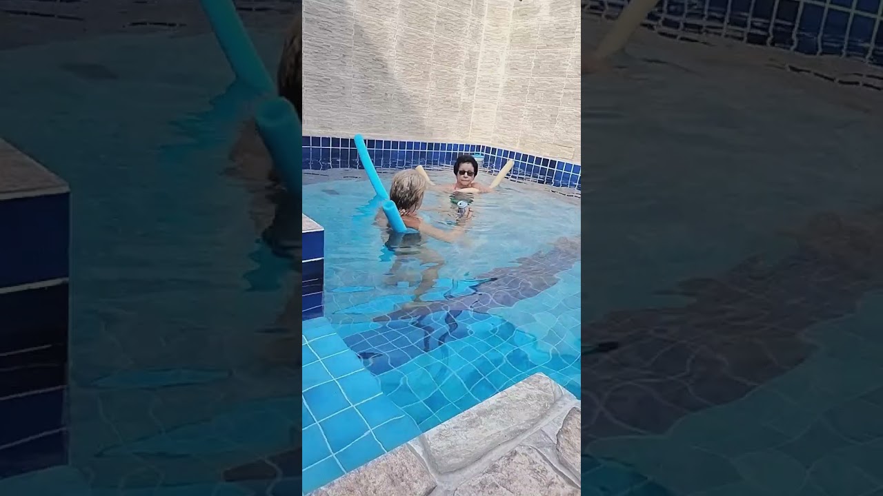 Curtindo uma piscina 