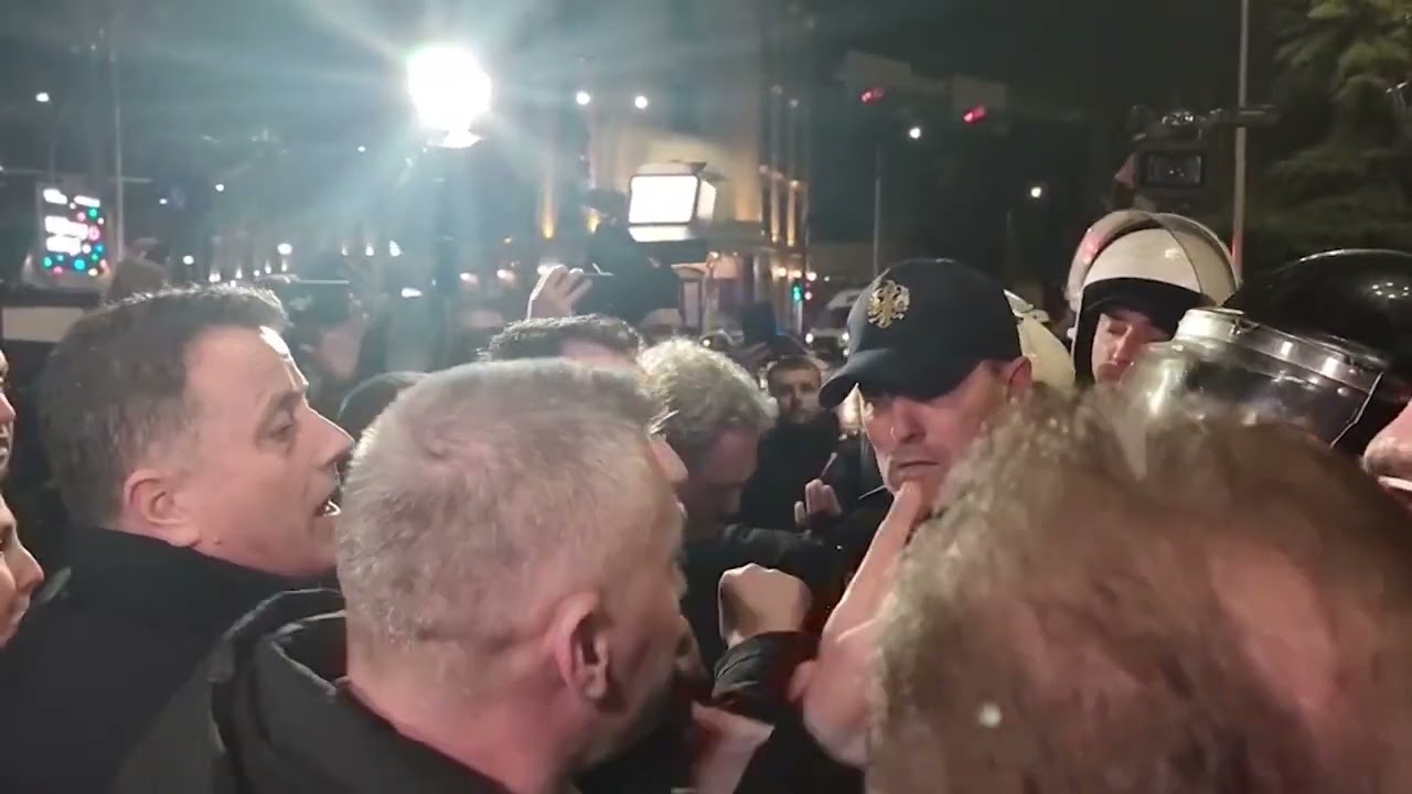 Klan News - Protesta, 18 të arrestuar nga policia