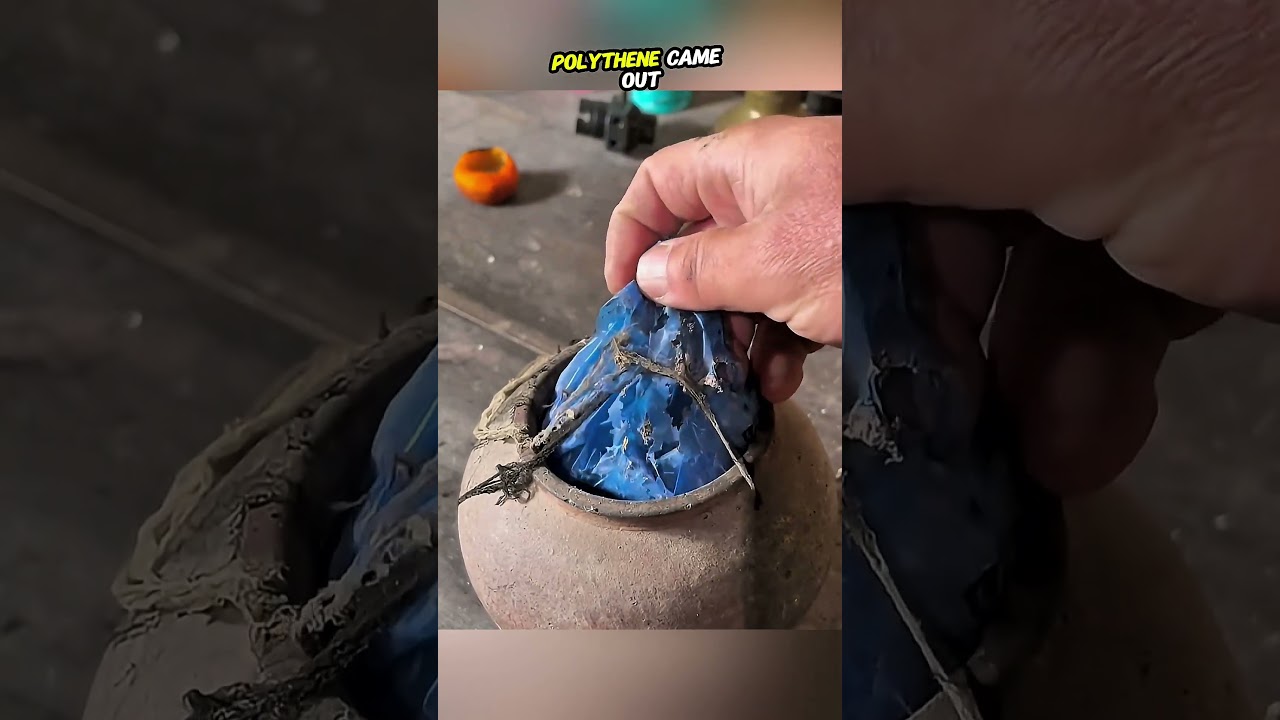 Под землей нашли старый горшок 😯