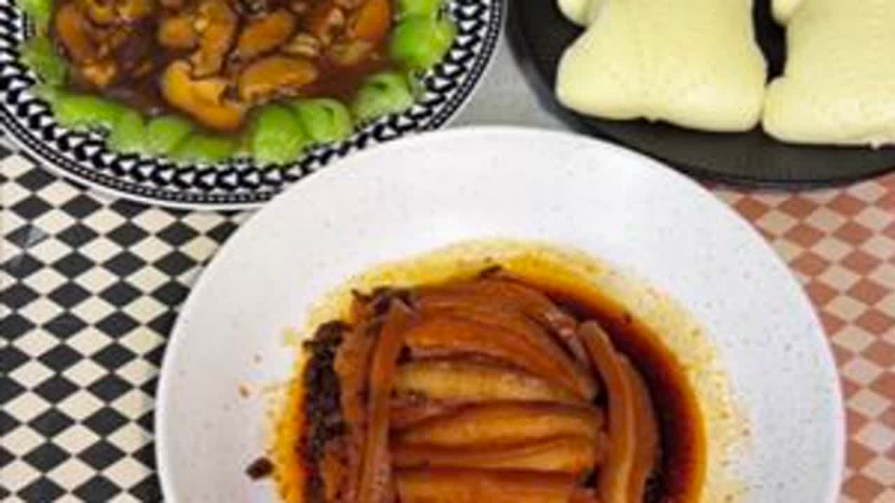 年夜饭必备的梅菜扣肉配着荷叶饼 那个香啊#年夜饭菜单提前曝光了