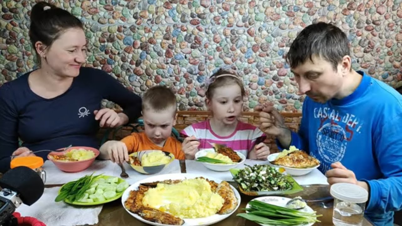МУКБАНГ СКУМБРИЯ С КАРТОФЕЛЬНЫМ ПЮРЕ | MUKBANG MACKEREL WITH MASHED POTATOES #StepFamily #mukbang