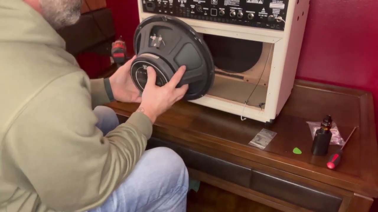 Swapping my EVH Celestion speaker with a DV77 in a EVH 5150 Iconic Combo