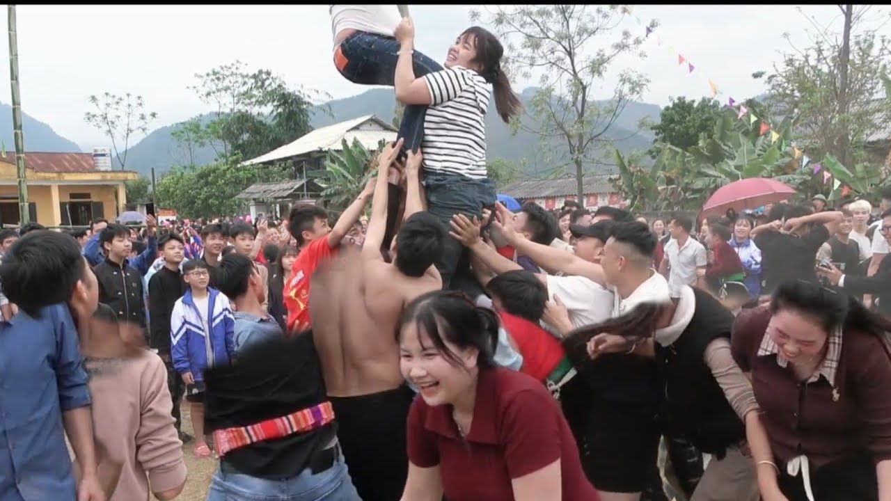  Chị em phụ nữ trèo cột mỡ tại Hội làng Mường trà không nhịn được cười 