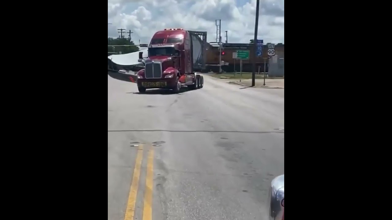 😳 Momento que uma Carreta transportando p&aacute; e&oacute;lica &eacute; atingida por trem no Texas