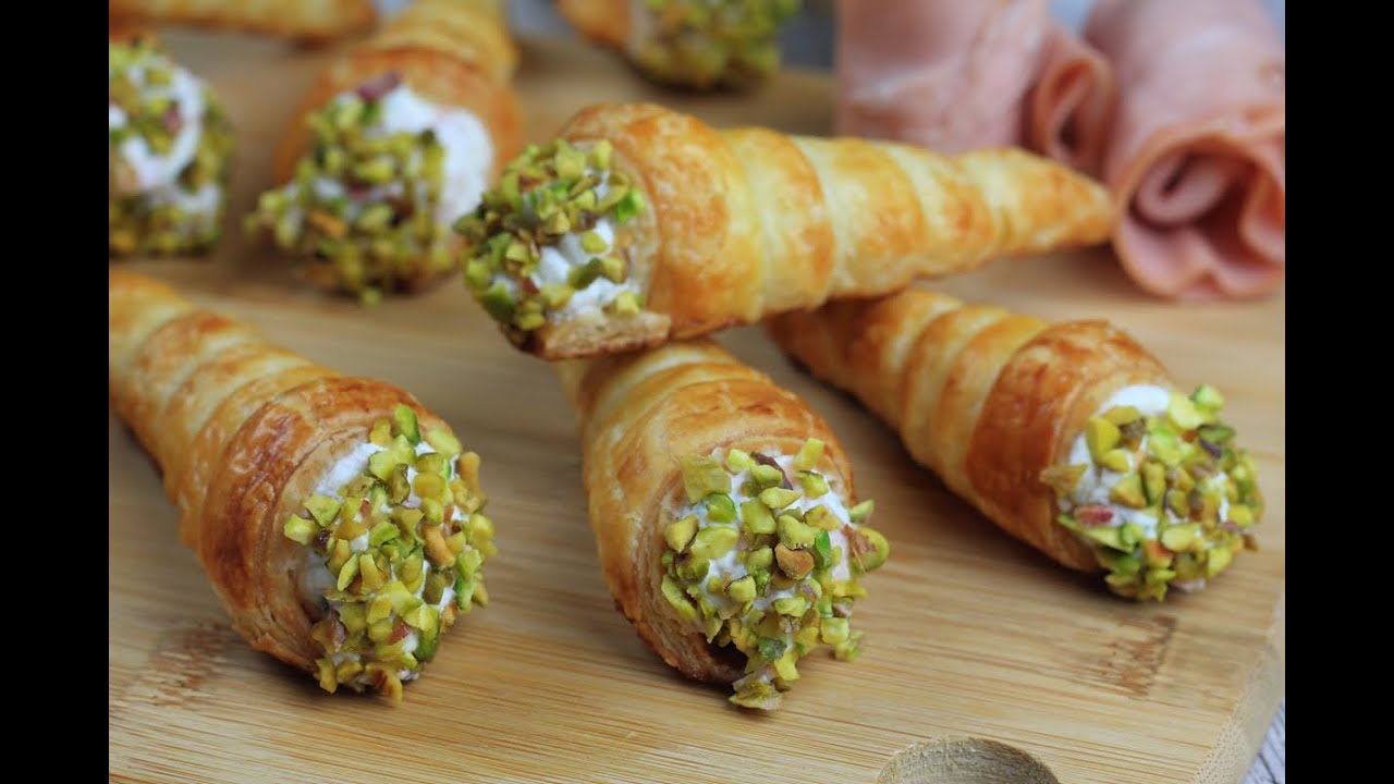 Coni di pasta sfoglia con mortadella e pistacchi:  vi conquisteranno al primo assaggio!