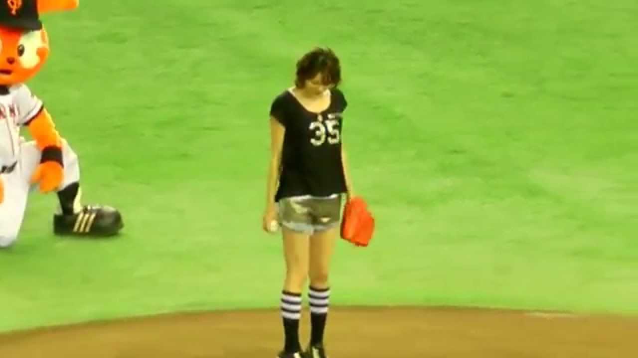 【巨人】米倉涼子さん♡ノーバン 始球式  ジャイアンツvsヤクルト＠東京ドーム 2013