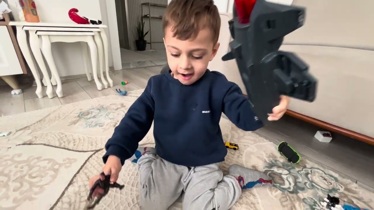 Yusuf Eymen oyuncak arabalarını dizmiş oyun oynuyor!!!#kesfet #baby 