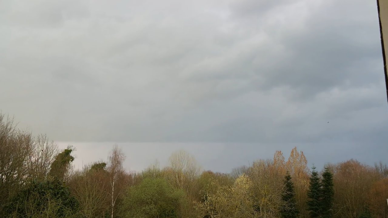 Vorbeiziehendes GEWITTER mit POSITIVEN BLITZEN und einem WILDEN HAUTRÜTTLER von +138kA am 10.03.2026