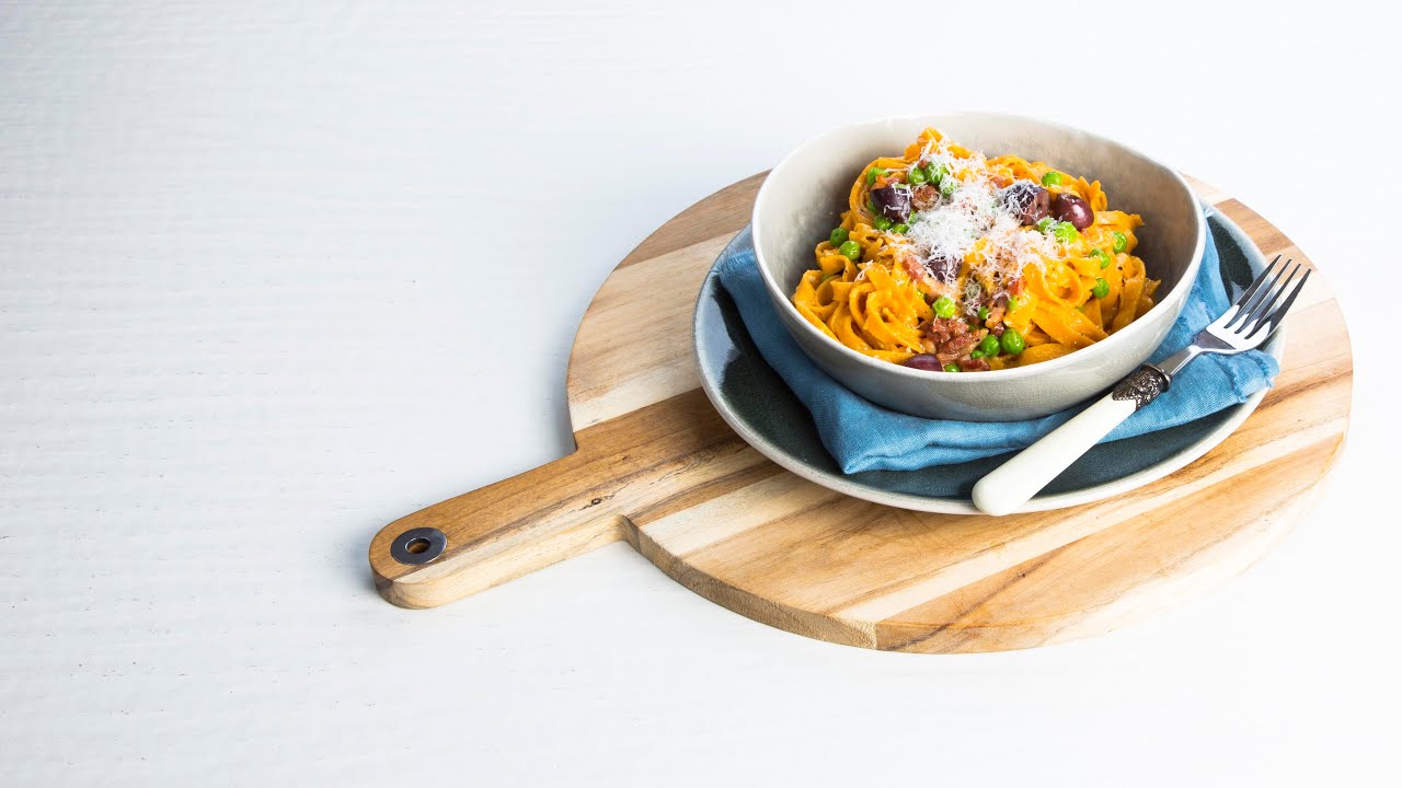 Wortelpasta carbonara met tuinerwten &ndash; Allerhande