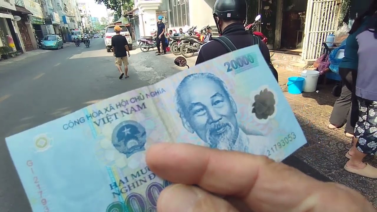 24/01/2026 Chợ Lớn. Buổi sáng tôi đi mua bánh ướt bình dân 20k, mua dừa xiêm 15k. Vương Khánh Hưng