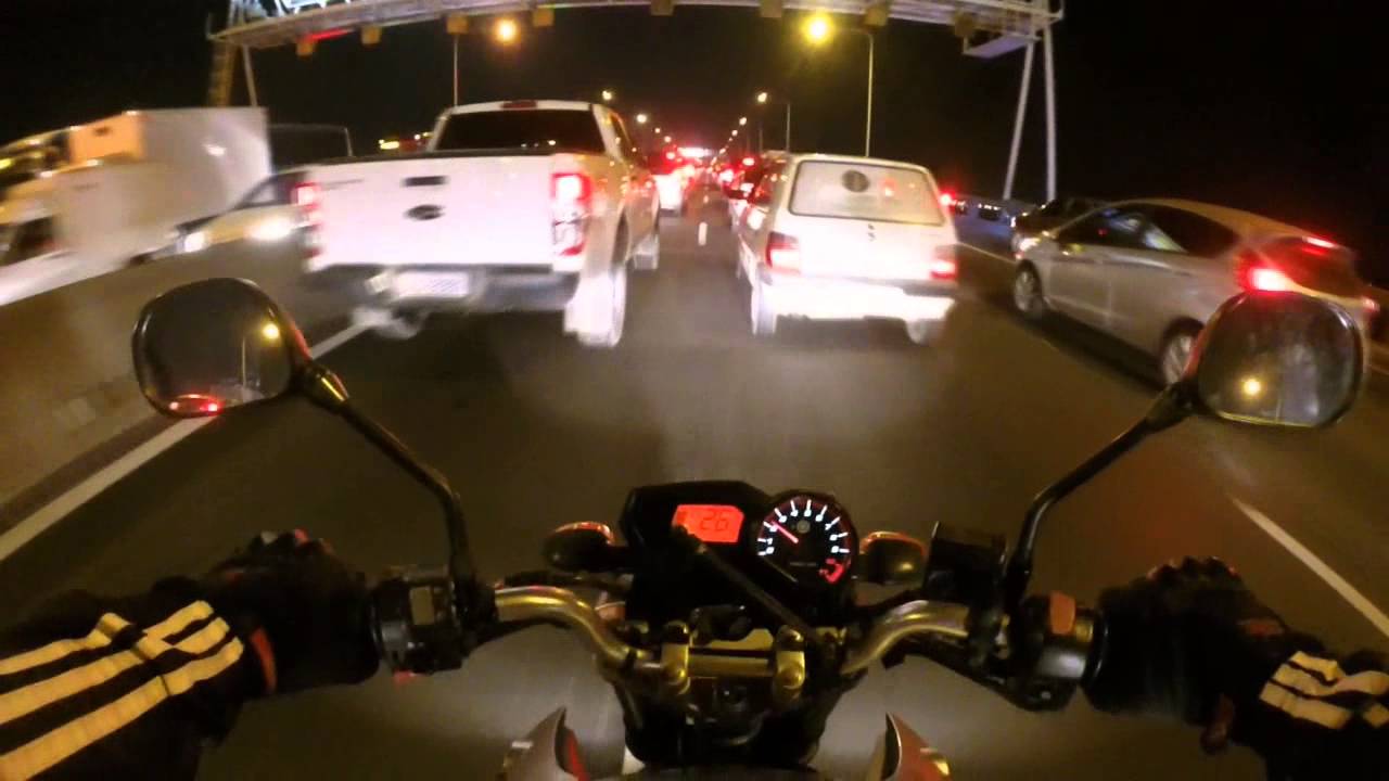 Atravessando a ponte Rio Niter&oacute;i na hora do rush.