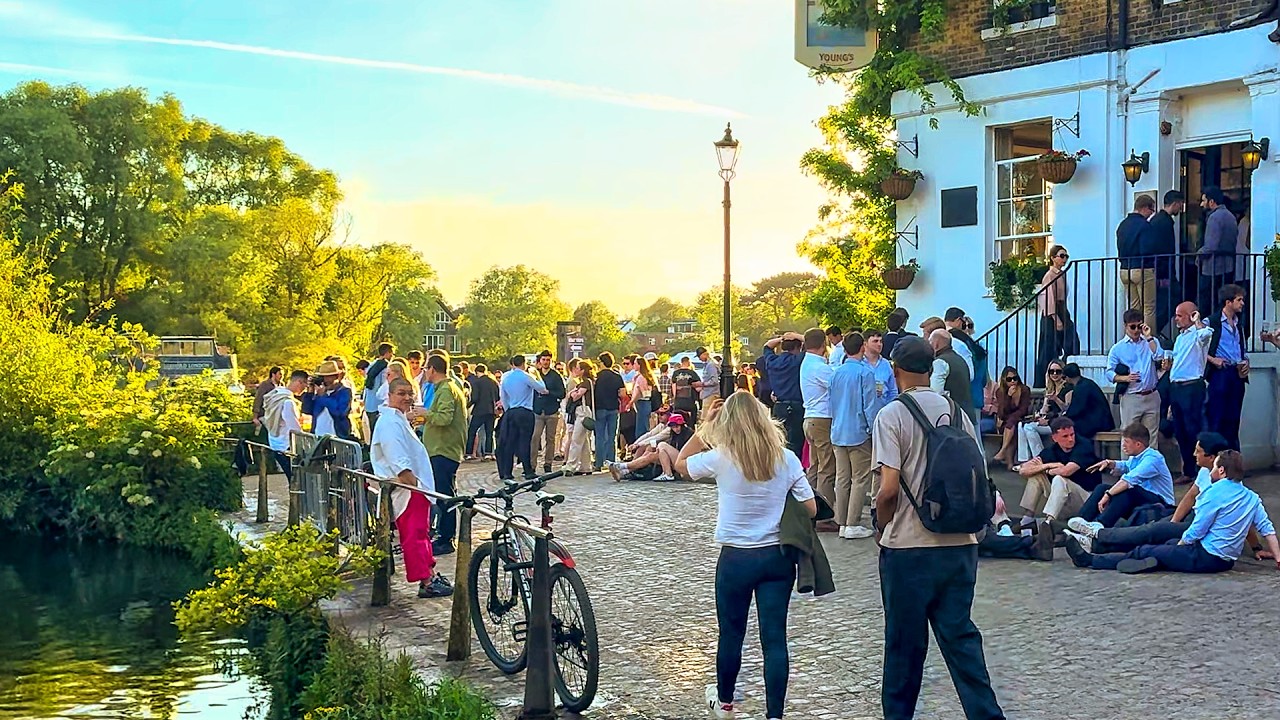 Is Richmond London&rsquo;s Best Place to Live? Busy Riverside & Packed Richmond Green Pubs Walk 🍻 4K HDR