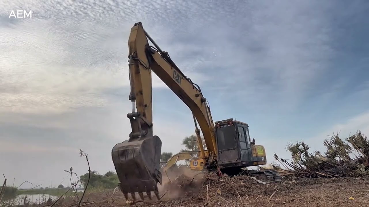 Excavator #Truck#vocalinstrument#automobile#khmerlittlecranes#funny#vocalcontrol #ช่างเอิร์ทไฟวุ่น 