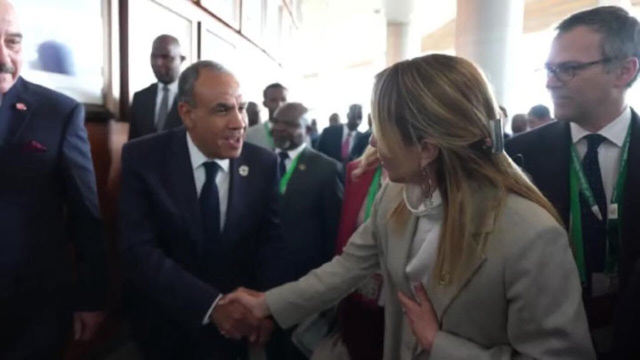 La premier Meloni arriva alla riunione dell'Unione Africana, incontrando capi di Stato e di Governo