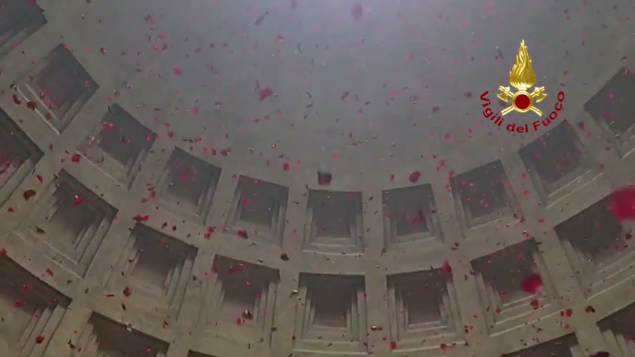 Pioggia di petali rossi nel Pantheon