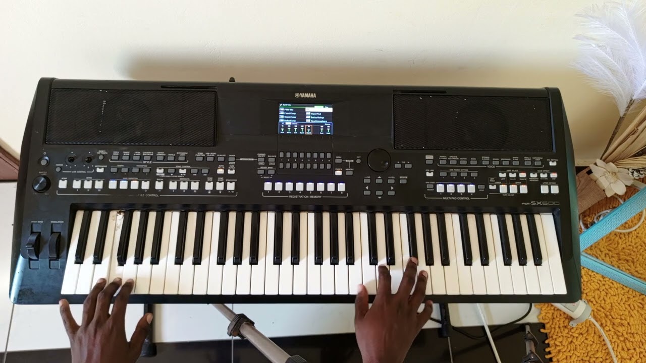 Apprendre à jouer la basse bikutsi en gamme de Do au piano