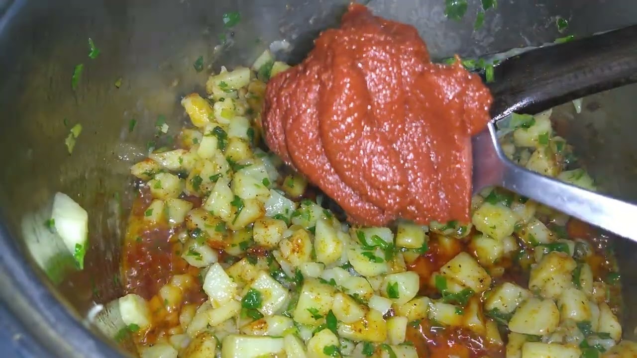 عجة بطاطا  تونسية 🇹🇳 بالمعدنوس Ija Tunisienne aux pommes de terre 🥔et persil بنينة برشة و سريعة