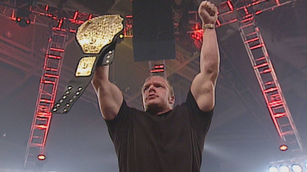 Эрик Бишофф награждает Triple H титулом чемпиона мира в тяжёлом весе: Raw, 2 сентября 2002 г.