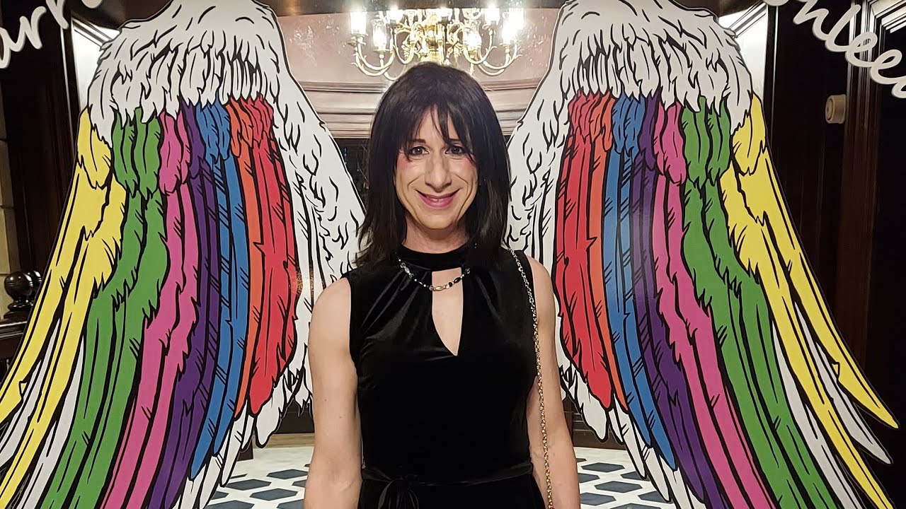 Трансвестит Лия отправляется в Лидс-Фёрст-Фёрст