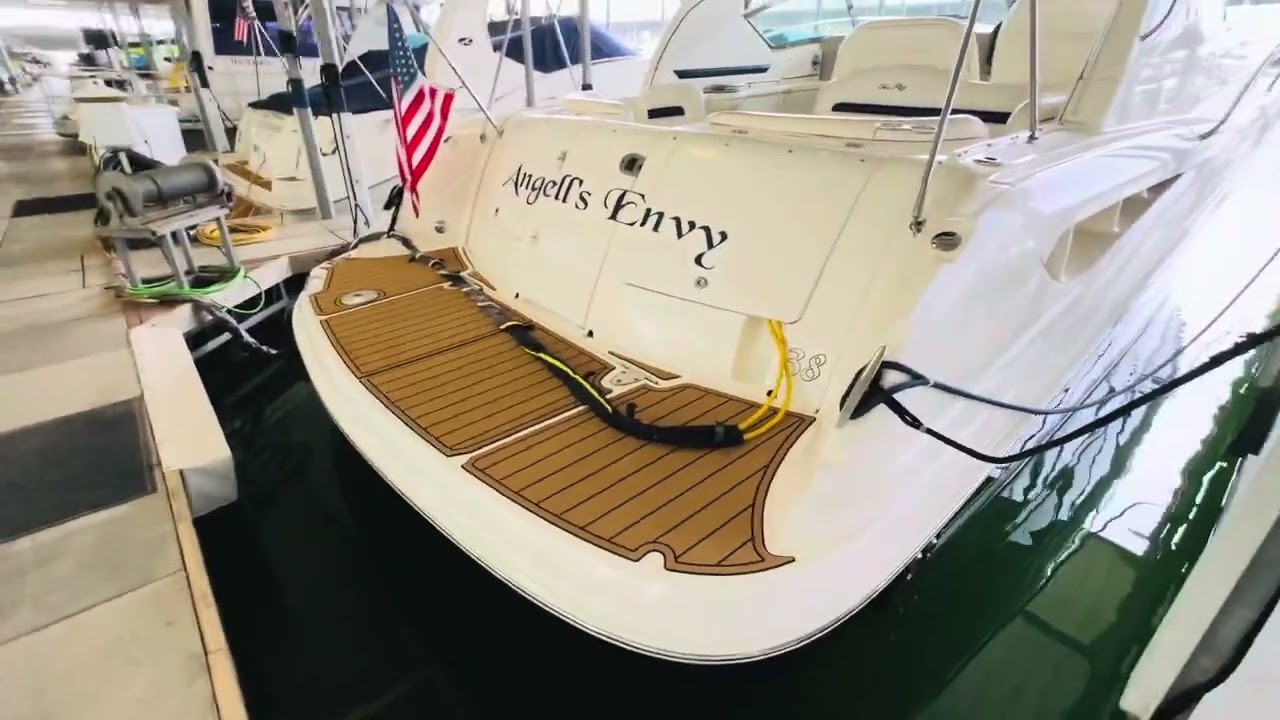 Внешний осмотр яхты Sea Ray 38 Sundancer 2007 года выпуска.