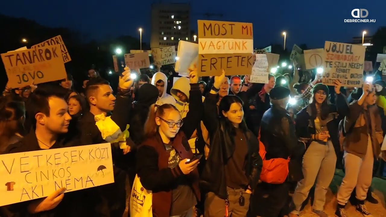 Kiálltak a debreceni diákok a tanáraikért az elmúlt évek legnagyobb helyi demonstrációján