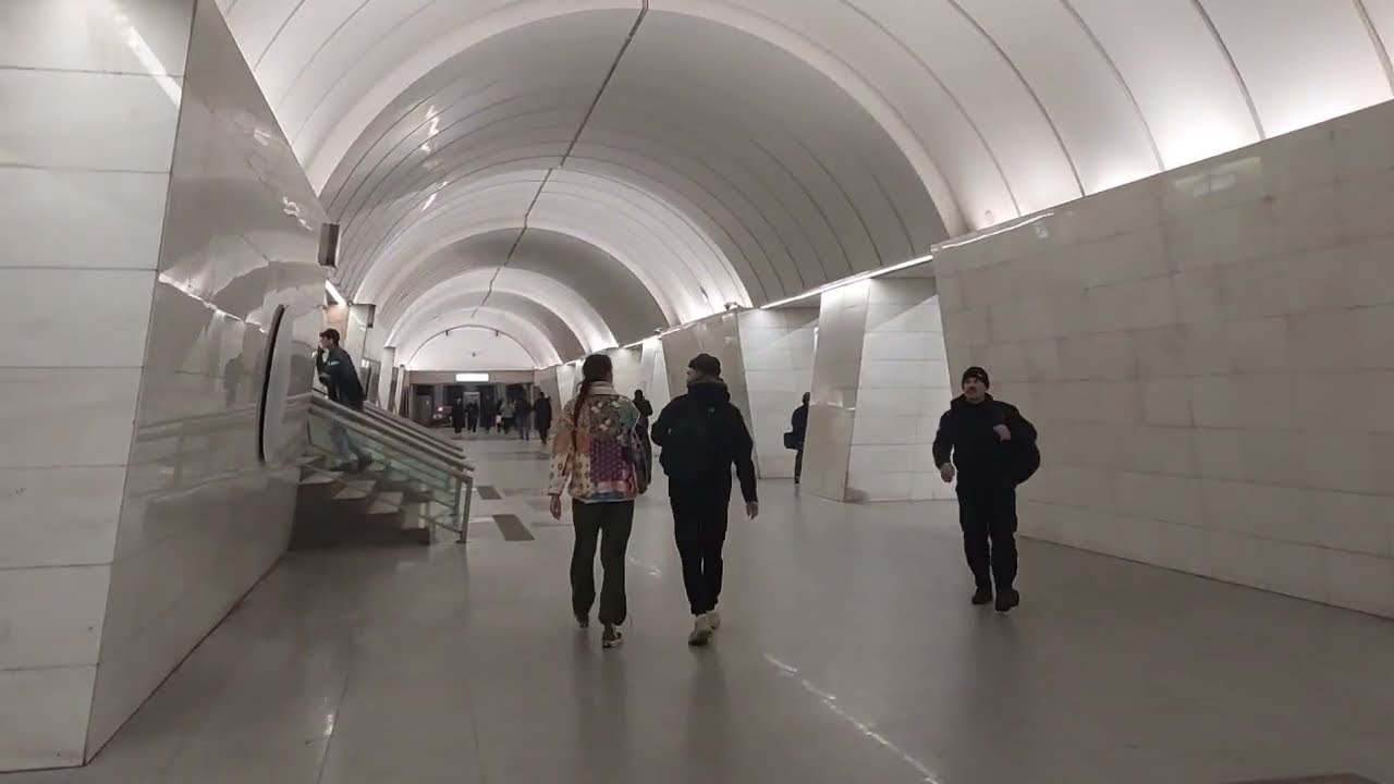 Вечерняя станция метро 