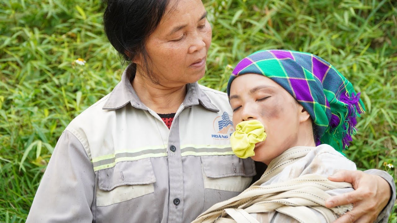 A single mother was kidnapped and brutally beaten by two criminals, but luckily she met a kind woman