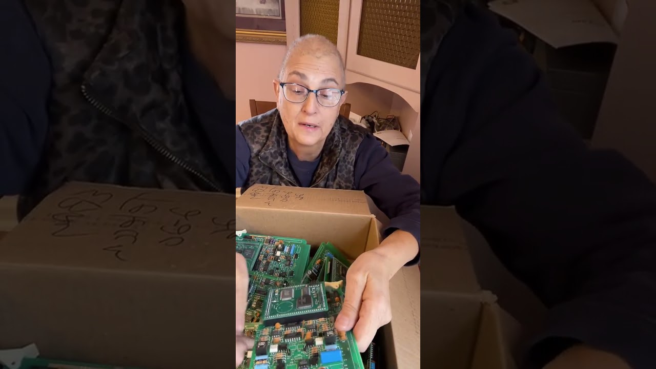 What’s in the box? Preparing e scrap for sale in my e bay store. 
