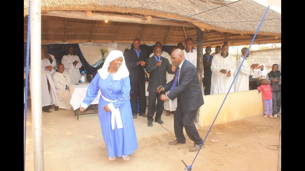 Baba na Mai Bishop Chirwa dancing - Zvapupu ZvaJesu Apostolic Church
