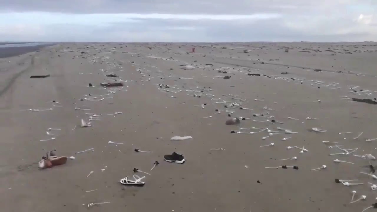 Rotzooi uit containers op strand van Schiermonnikoog