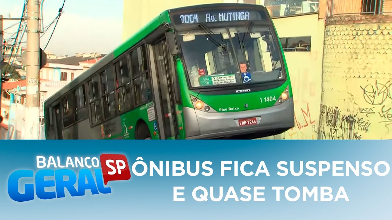 Ônibus fica suspenso e quase tomba em rua de Pirituba (SP)