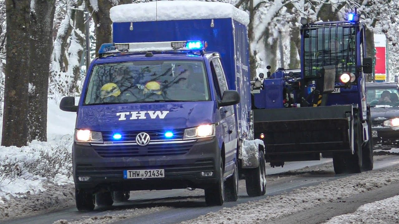 [Schneemassen auf Schwimmbaddach] Einsatz THW + Feuerwehr Husum