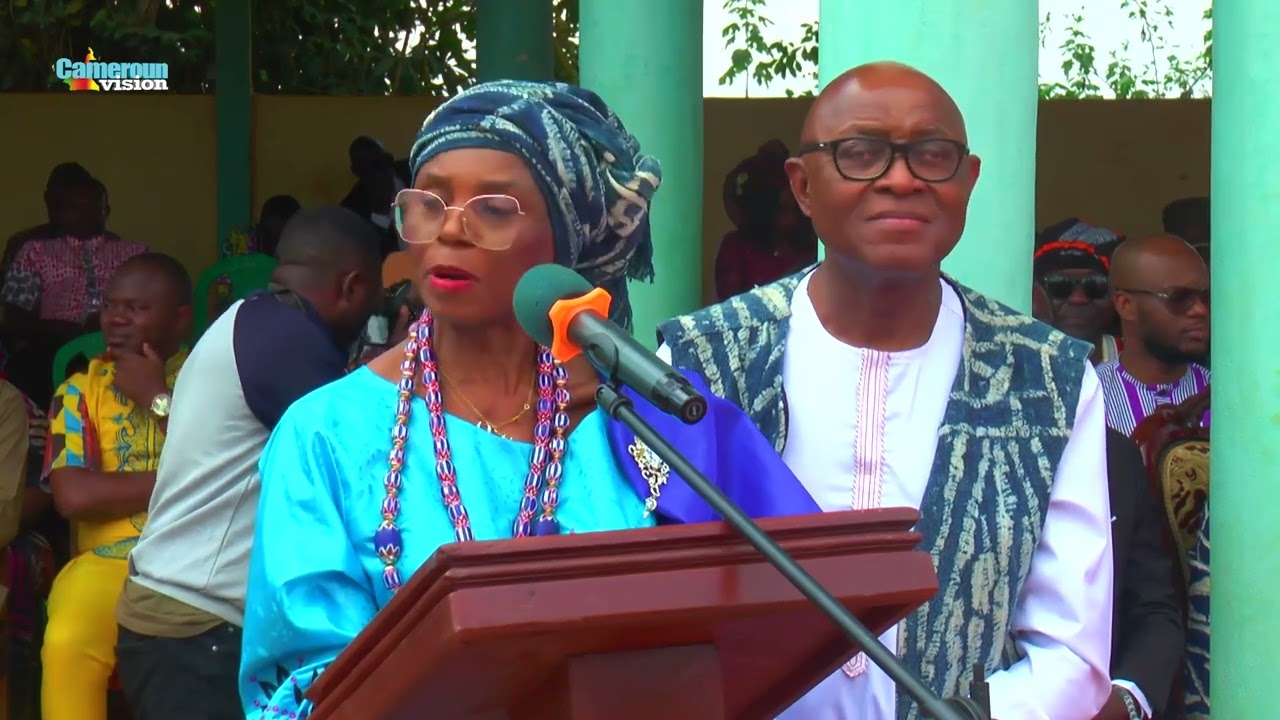 ANOBLISSEMENT DE JEAN-MARC CHÂTAIGNIER AMBASSADEUR DE L'U E AU CAMEROUN* À BANGOULAP* 