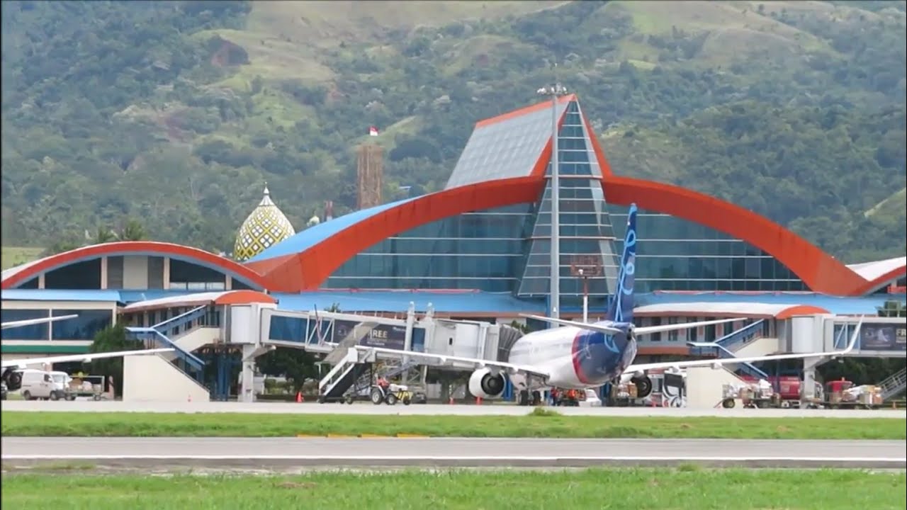 Kesibukan Lalu Lintas Pesawat di Bandara Sentani Kota Jayapura Papua, Landing dan Take Off