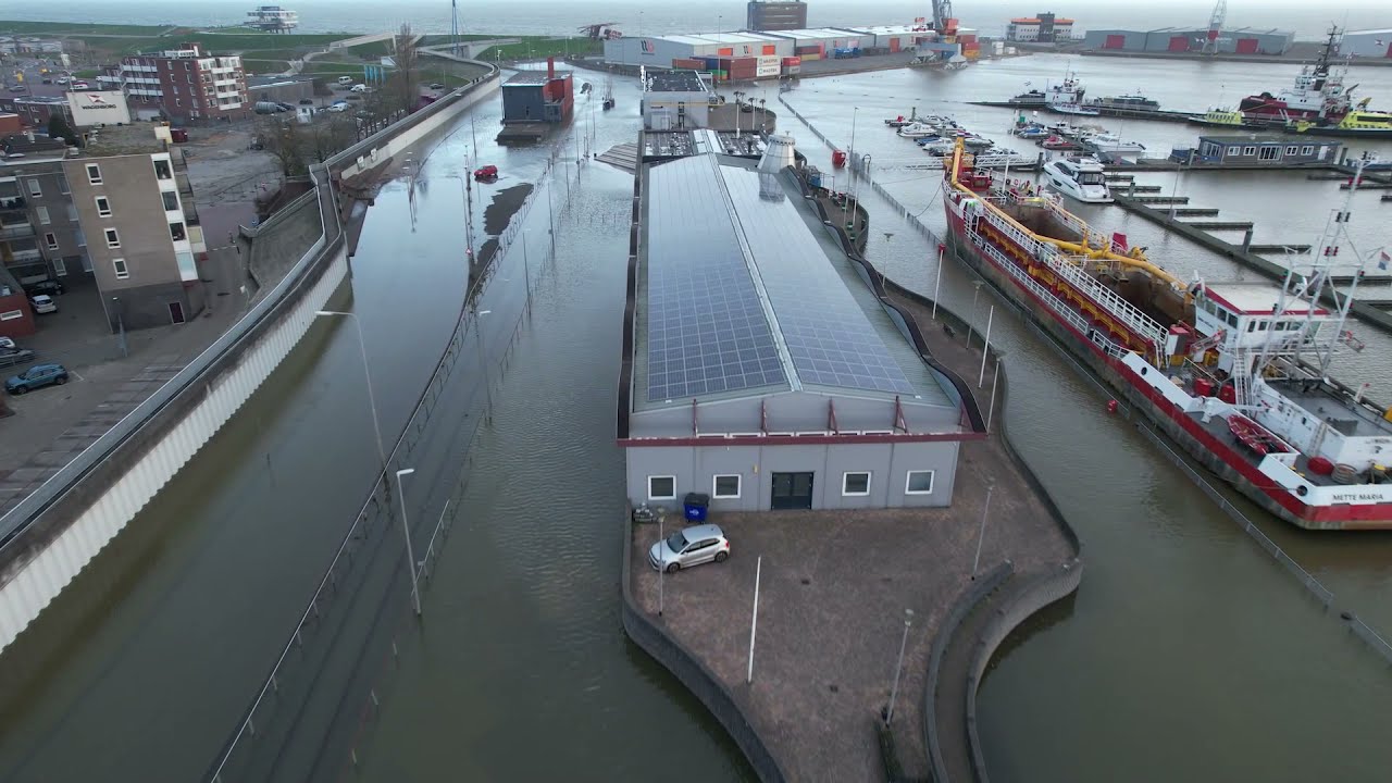 Hoogwater in de haven van Delfzijl: Haventerrein loopt onder na waterstand van +3.53 meter boven NAP
