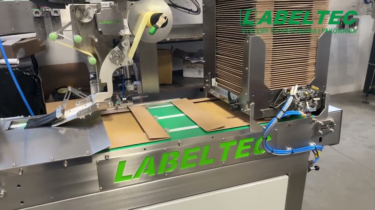 Flat trays labeller with feeder/Etykietowanie złożonych tacek kartonowych - Labeltec